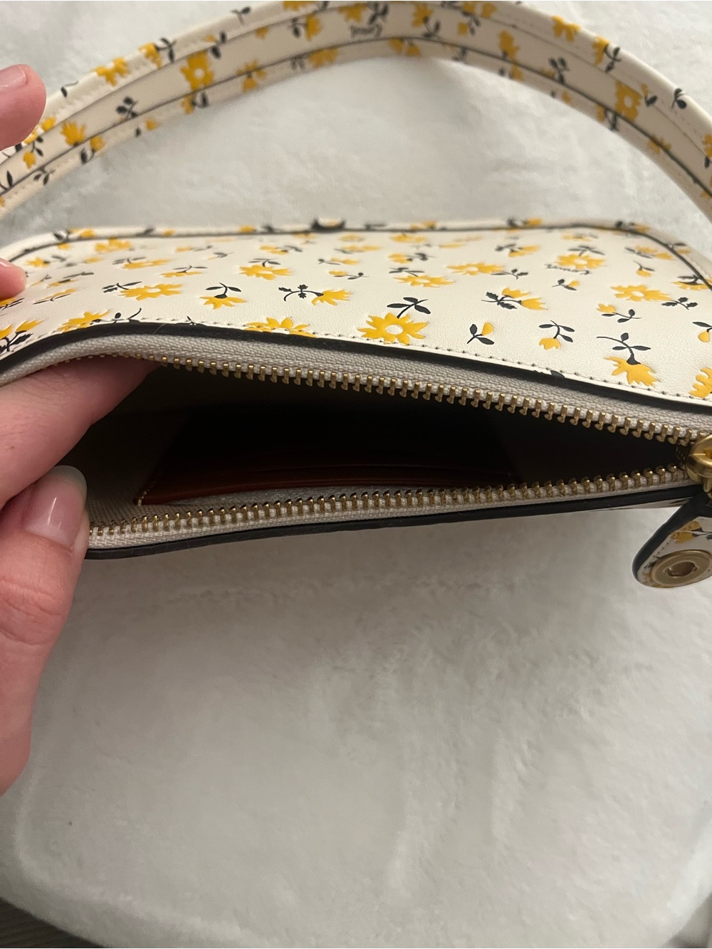 NWT Coach Swinger 20 Chalk w/ Yellow Flowers - Picture 4 of 9